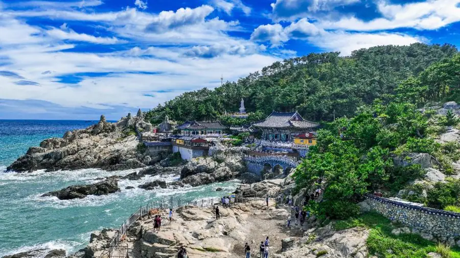 海東龍宮寺沿岩岸而建的寺殿