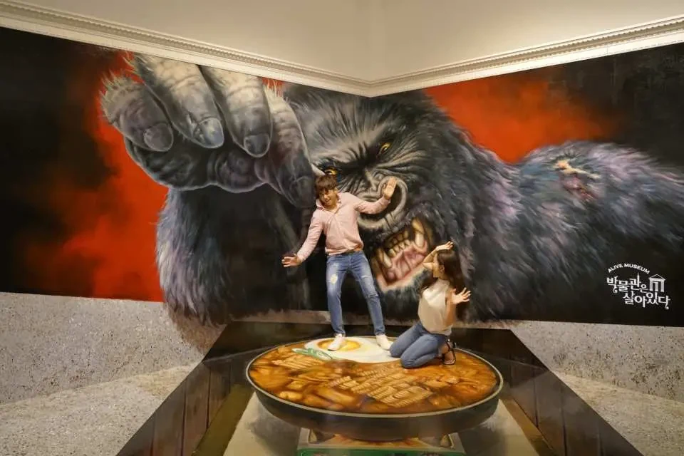 Alive Museum Jeju 立體大猩猩錯視展區，兩名遊客在互動場景中放拍
