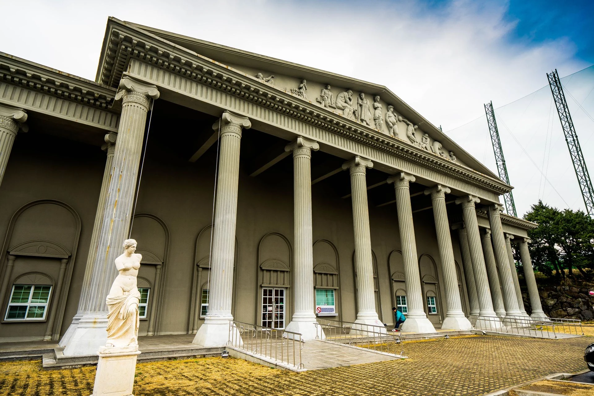 Alive Museum Jeju 館舍入口與立柱