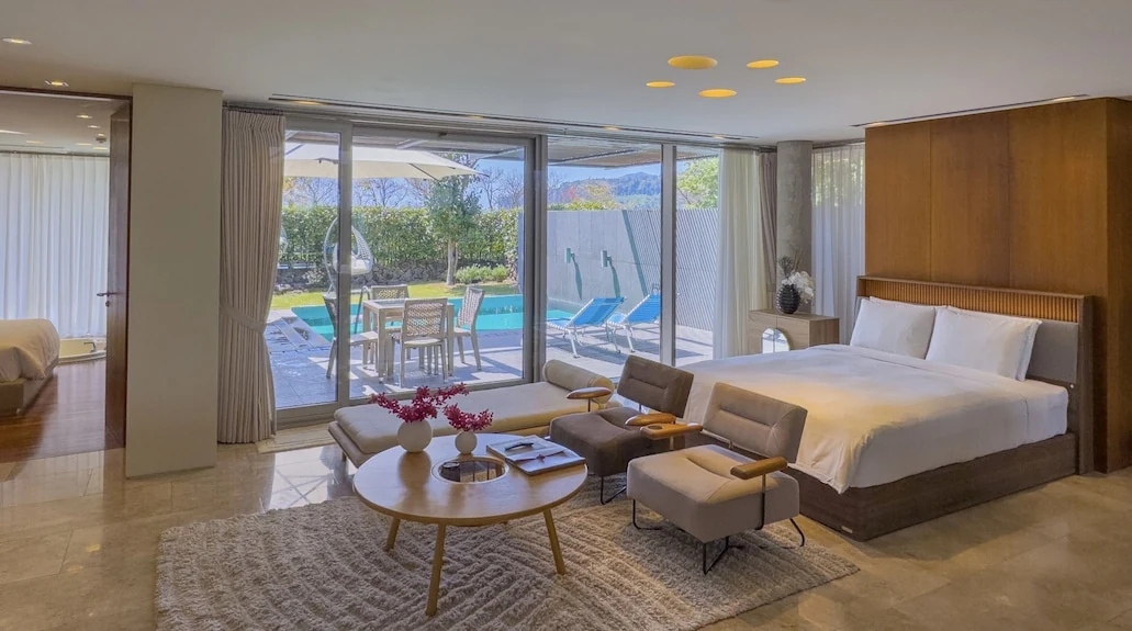 Bayhill Pool & Villa 真實 Villa 客廳與私人泳池露台
