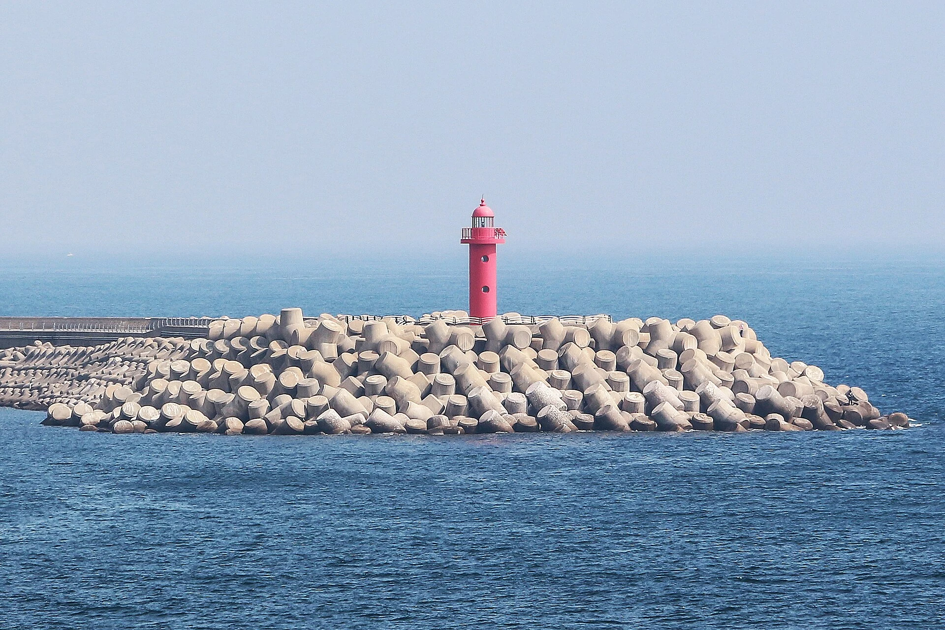 南海岸防波堤與燈塔