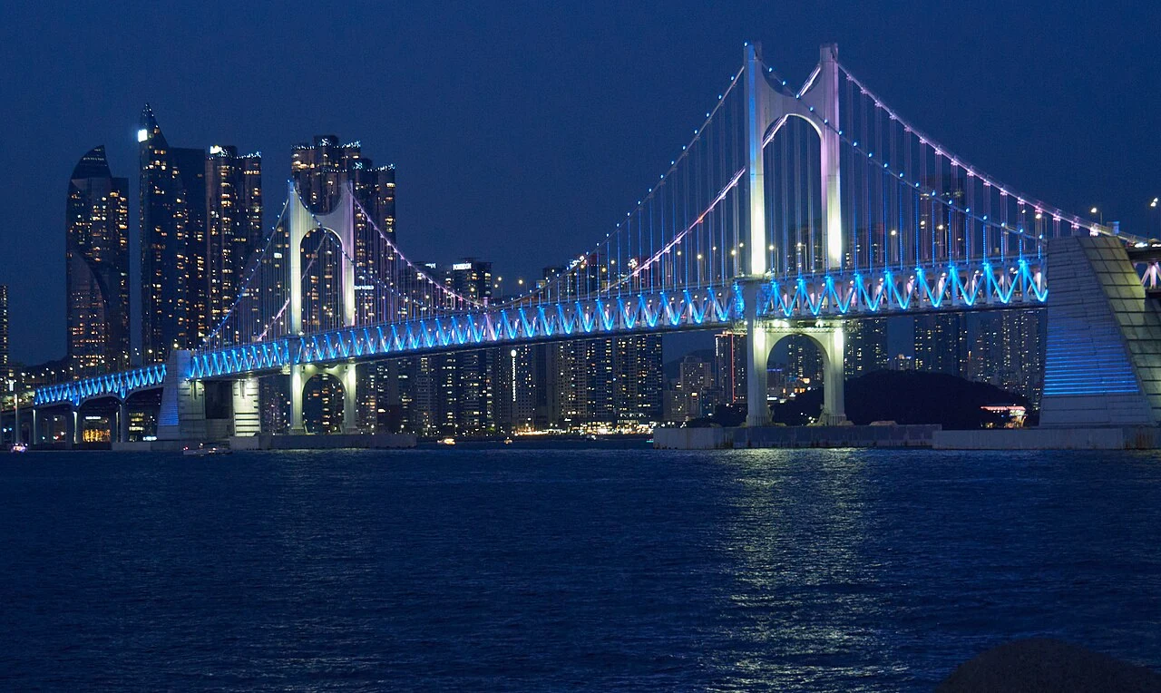 夜間從廣安里海灘望向亮燈的廣安大橋與海面