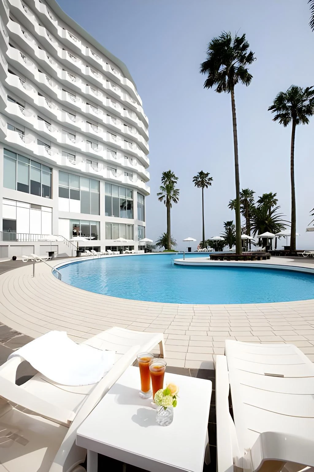 西歸浦 KAL Hotel 真實戶外泳池與躺椅