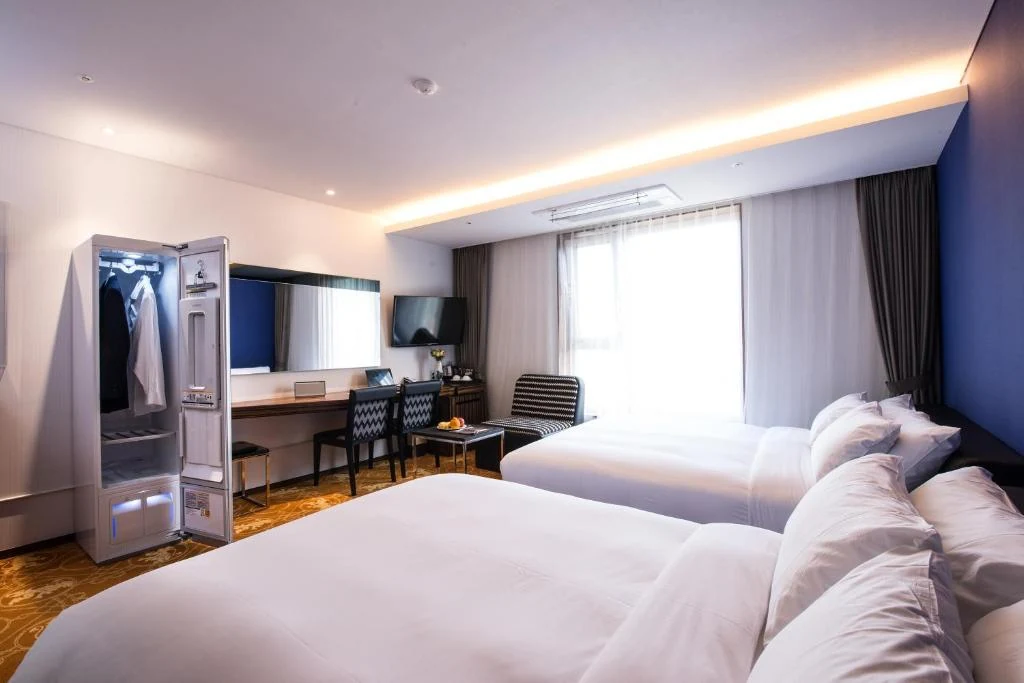 Hotel Leo Jeju Booking 指定物業頁 雙床房與 LG Styler 真實照片