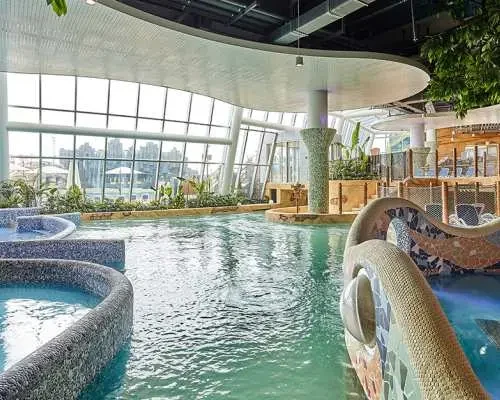Shinhwa Water Park 明亮室內水上樂園與泳池真實照片