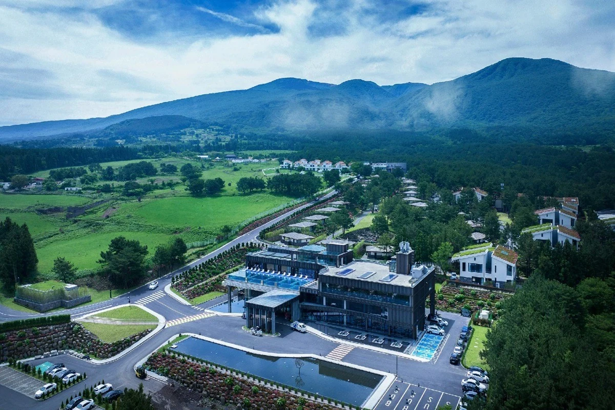 Amber Pure Hill Hotels & Resorts Jeju 真實園區與屋頂泳池俯瞰