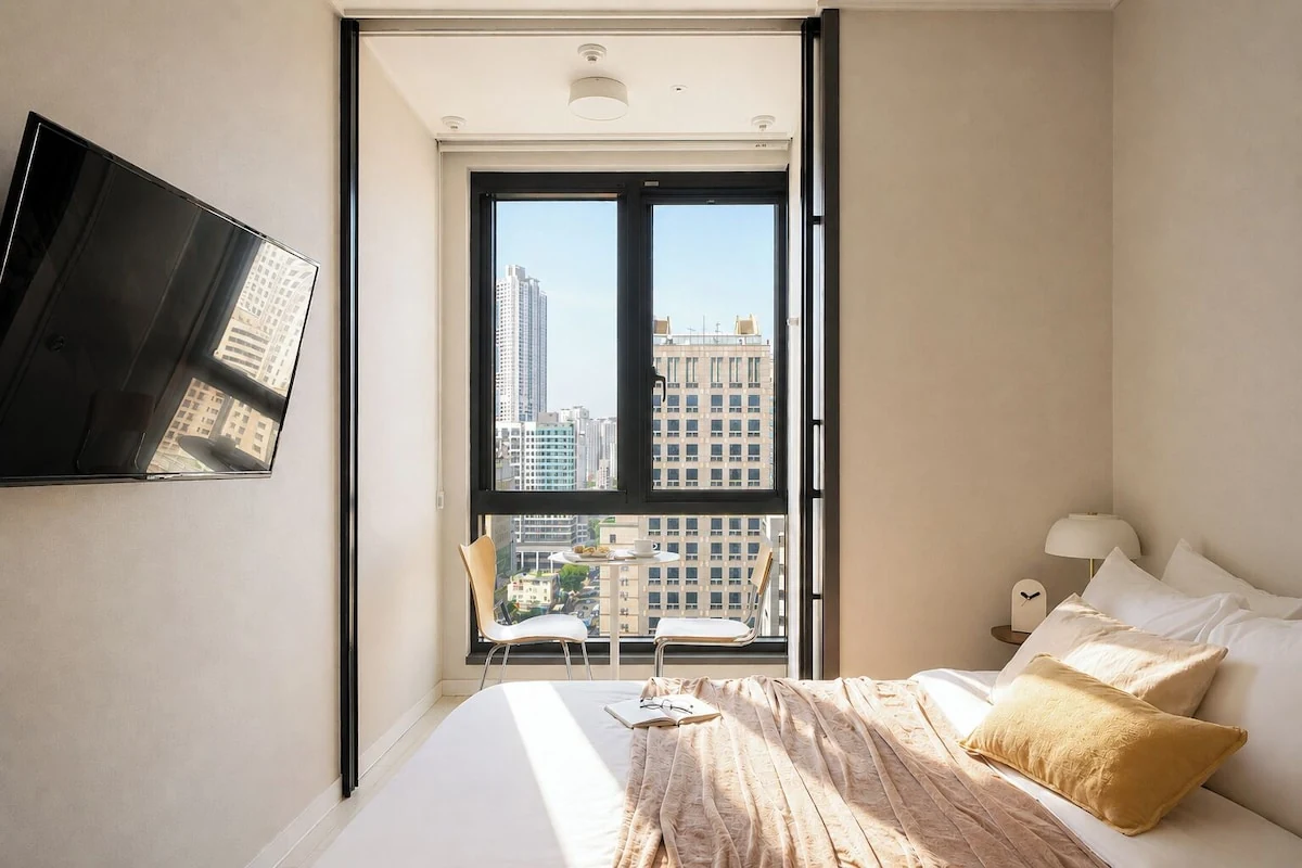 Urbanstay Seomyeon 採光明亮的市景客房與窗邊座位