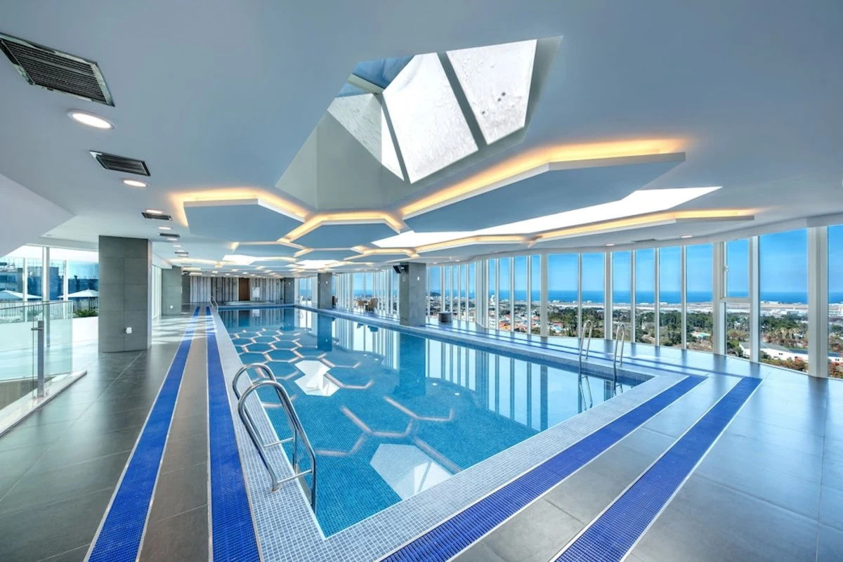 Hotel Sirius Jeju 室內泳池與大片落地窗