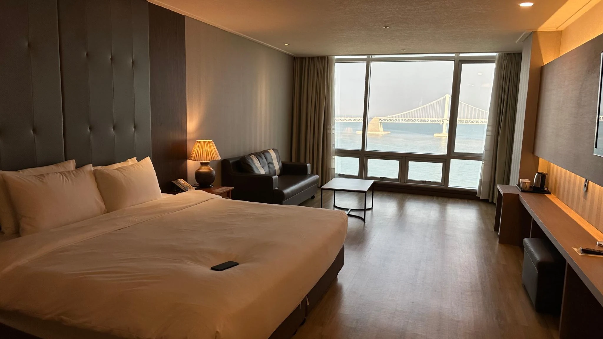 Homers Hotel Busan Ocean View 客房與廣安大橋實景
