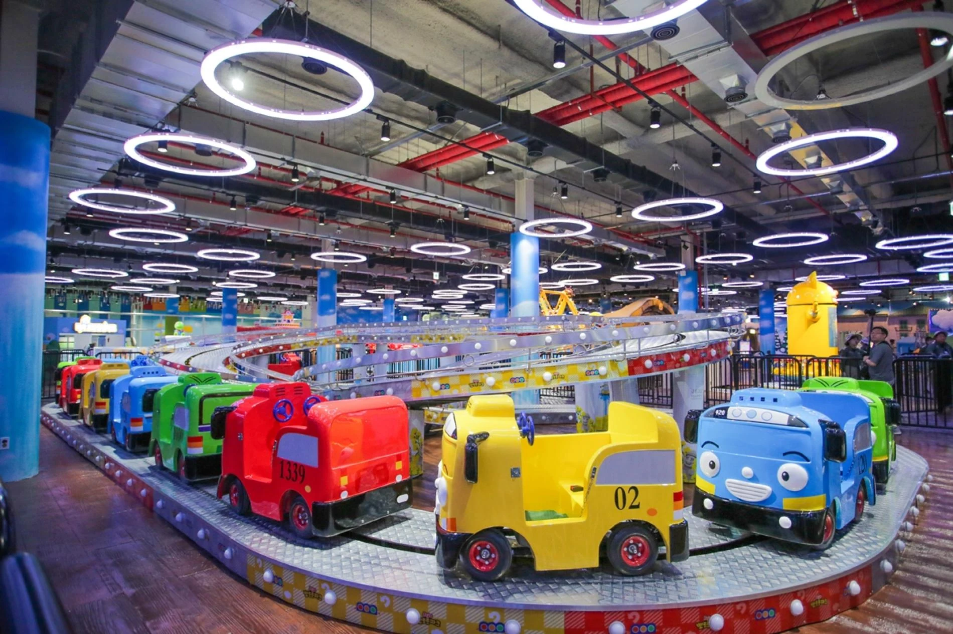  Pororo & Tayo Theme Park Jeju  室內 Tayo 角色車遊樂設施真實照片