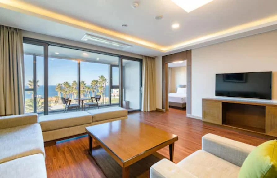 Uni Hotel Jeju 指定物業頁 Family Suite 客廳與獨立睡房實景