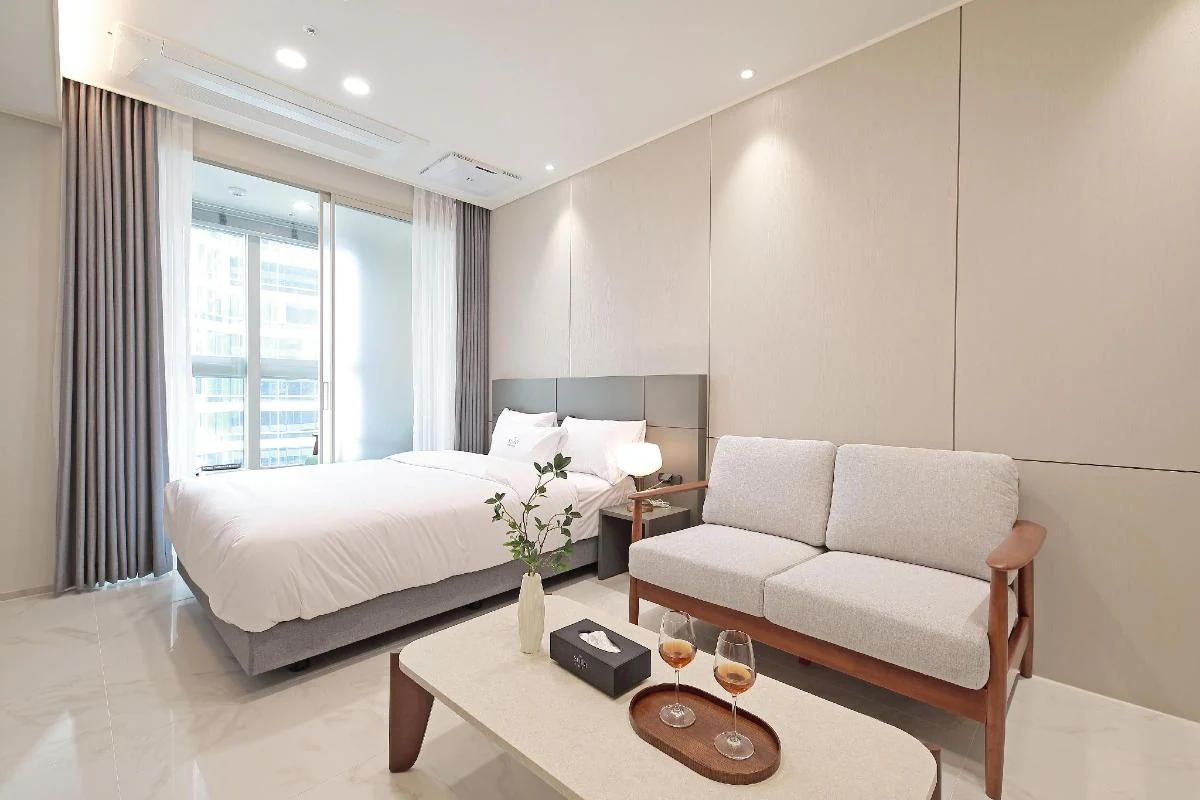 SOTA SUITE Busan Seomyeon 客房內的床、沙發與起居空間