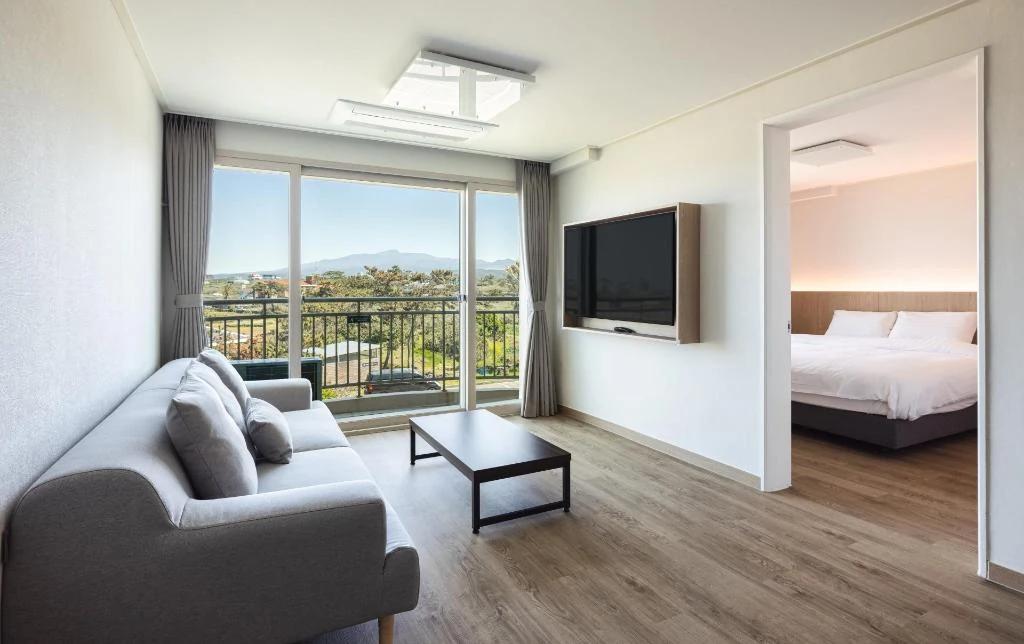 Kensington Resort Jeju Hanlim 指定物業頁 Suite 客廳與獨立睡房實景