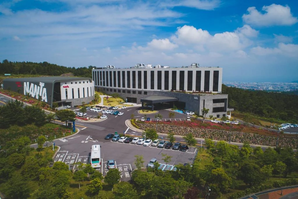 Hotel Nanta Jeju 與 Jeju NANTA Theatre 同一園區外觀
