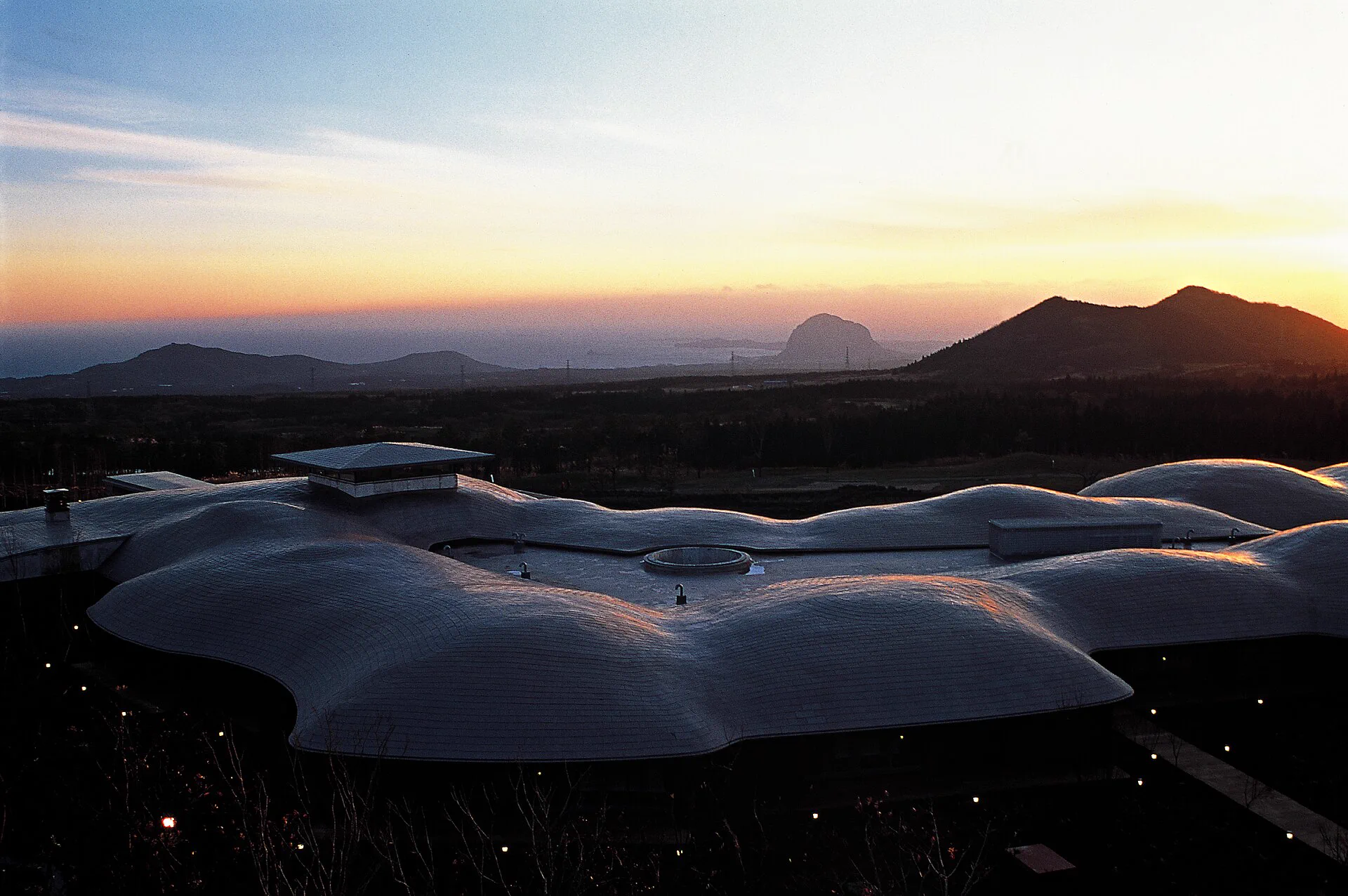 三個大人住濟州:一間套房還是兩間房?先看車、行李和晚間節奏縮圖
