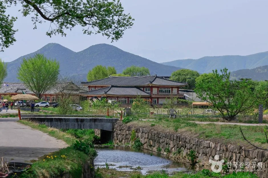 良洞村山坡上的傳統韓屋、圍牆與坡道