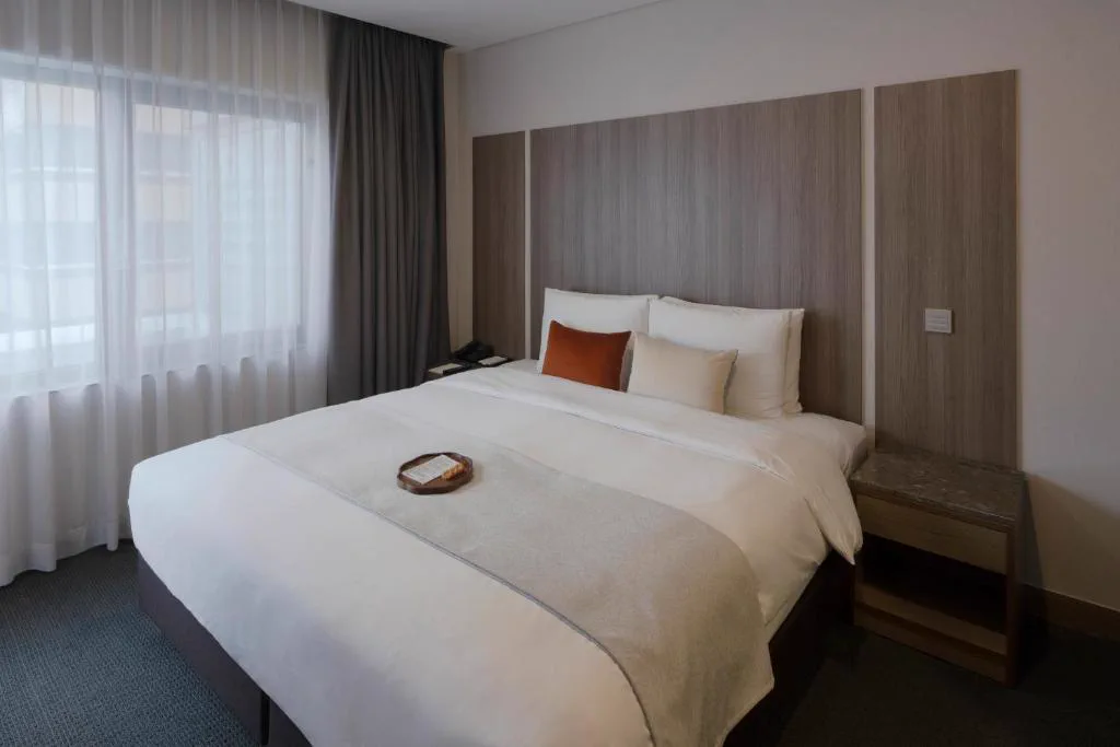 AMID Hotel Seoul Standard 客房床位與行李空間