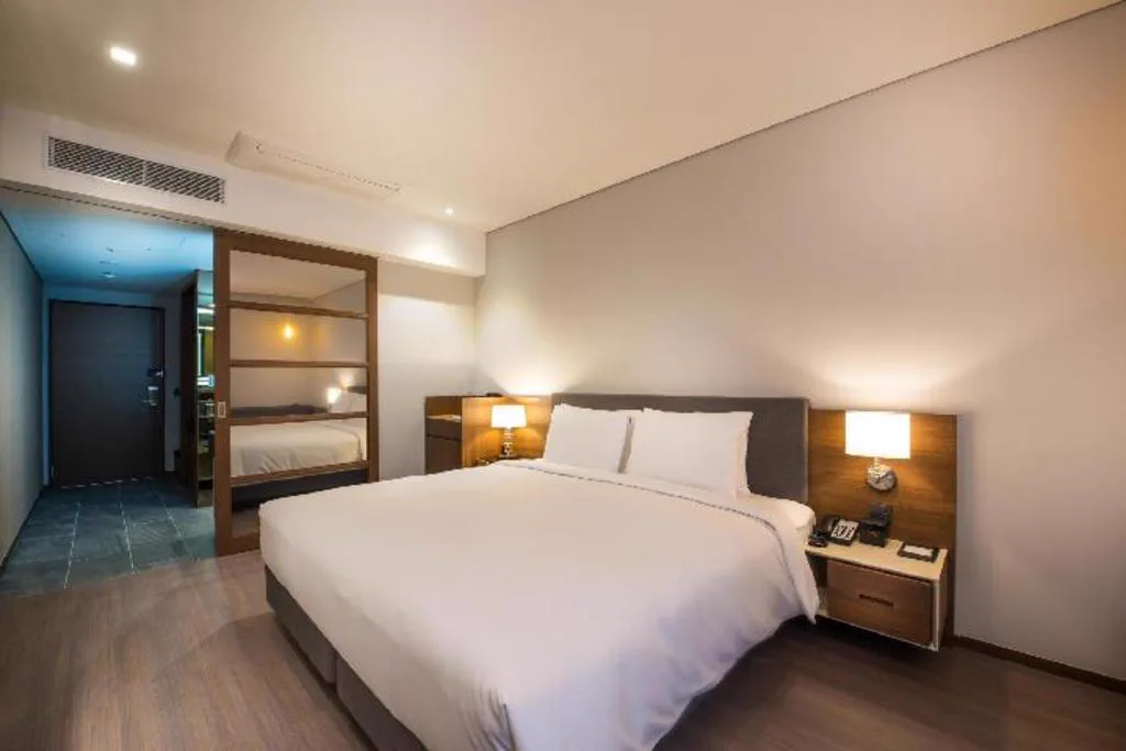 ENA Suite Hotel Namdaemun 與 Hotel PJ Myeongdong:你需要的是套房邏輯,還是把行李攤開的餘裕?縮圖
