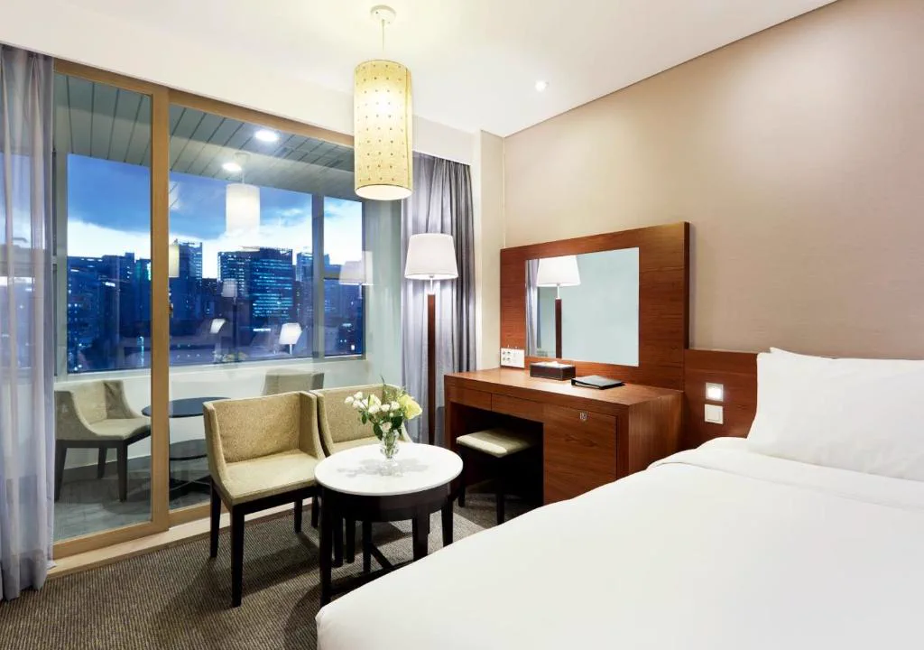 Hotel PJ Myeongdong:當你不想為了住一起,把行李拆成兩間房縮圖
