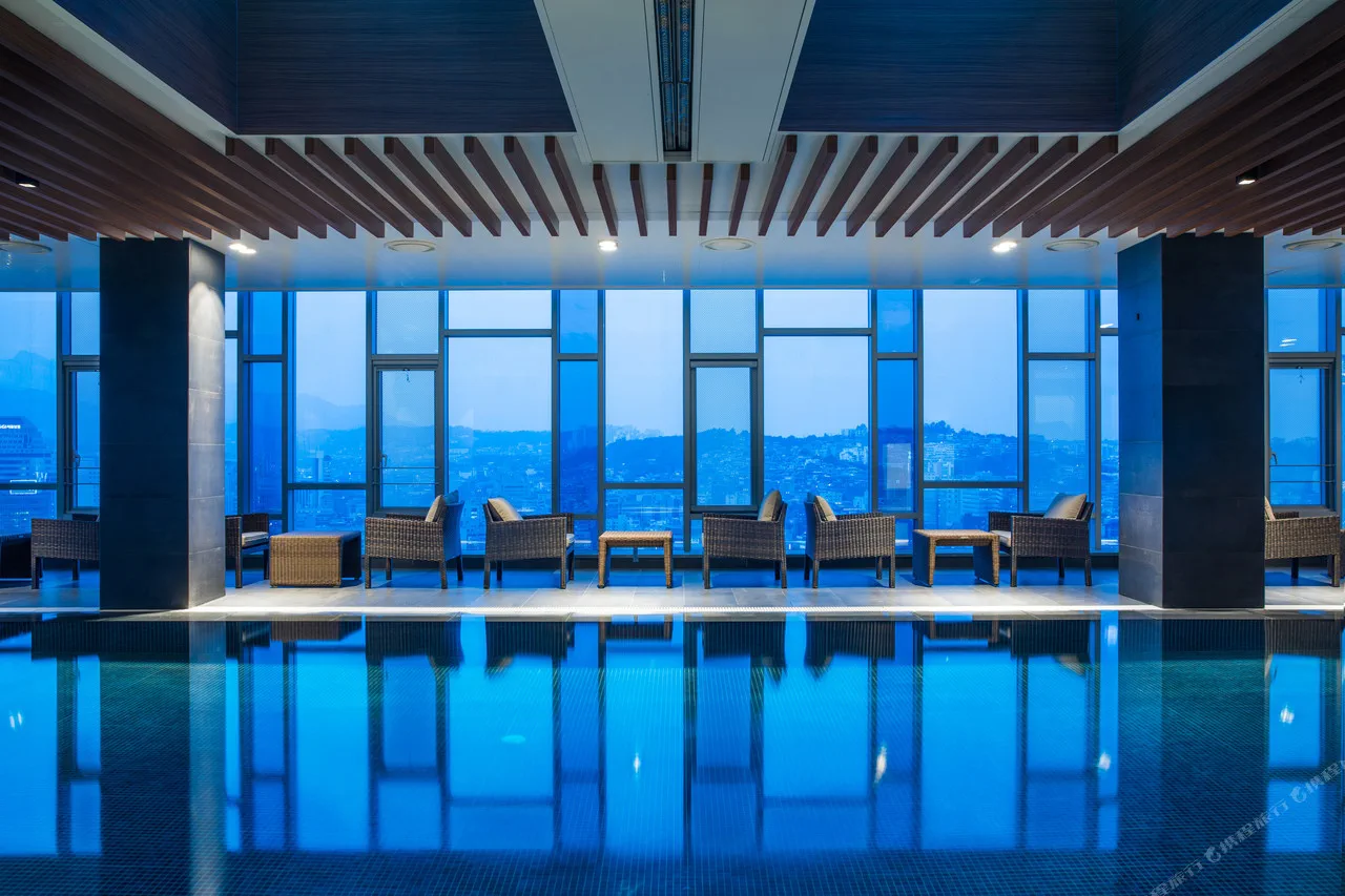 Novotel Ambassador Seoul Dongdaemun 室內游泳池與城市景觀