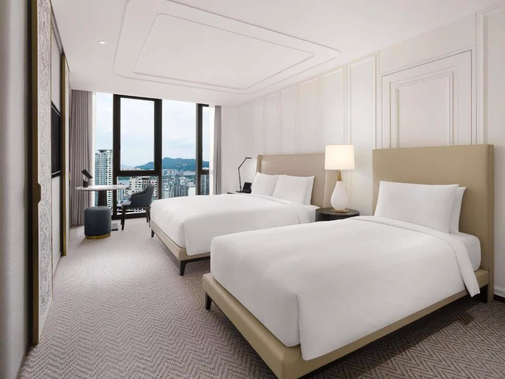 Sofitel Ambassador Seoul 客房床鋪與休憩區
