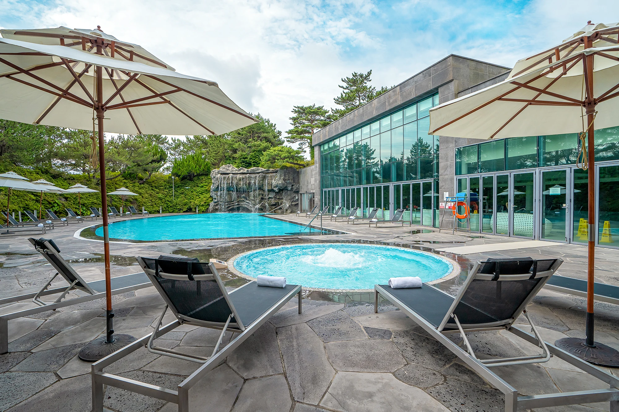 WE Hotel Jeju 真實戶外泳池與森林環境
