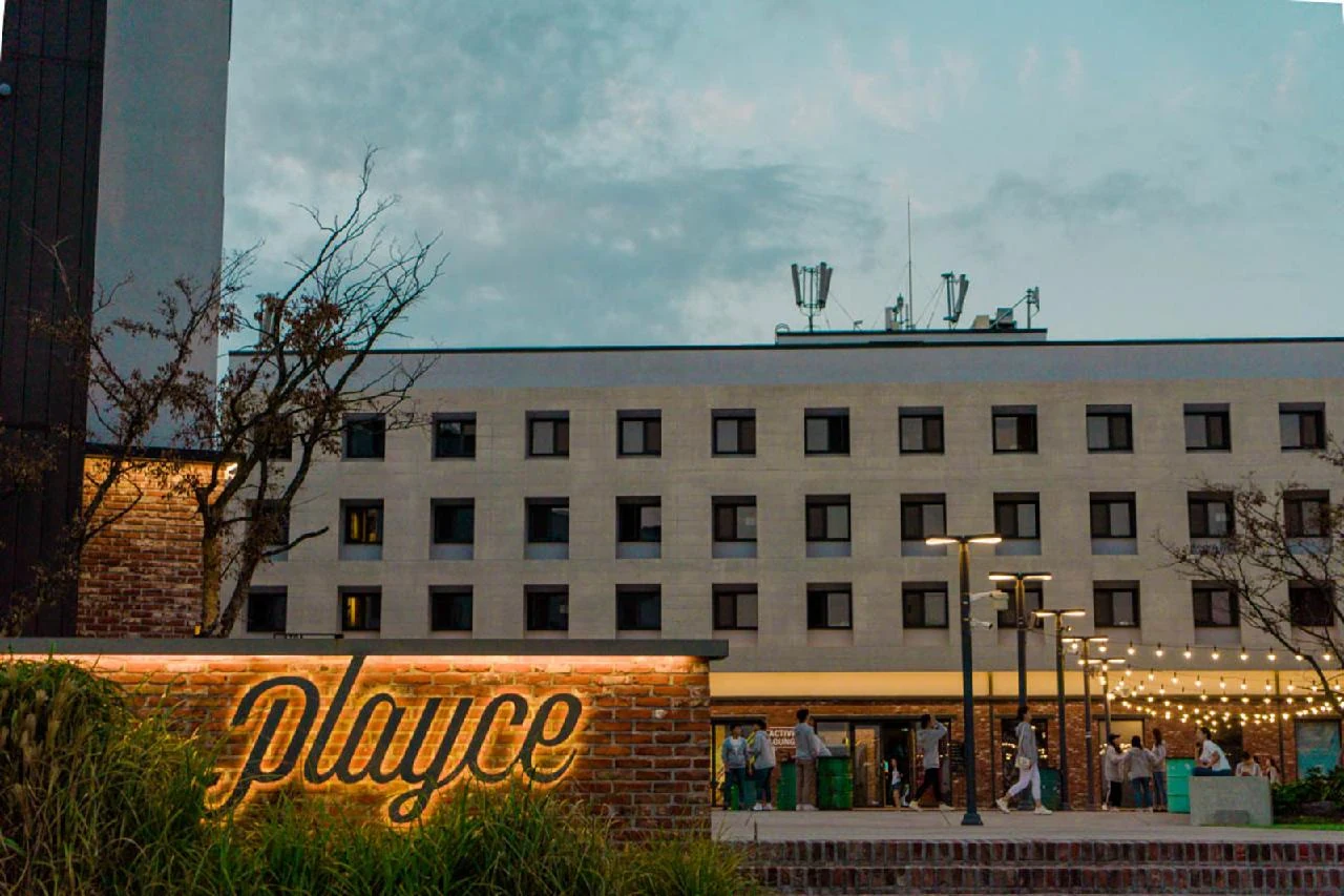 Playce Camp Jeju 真實飯店建築與發光 playce 招牌