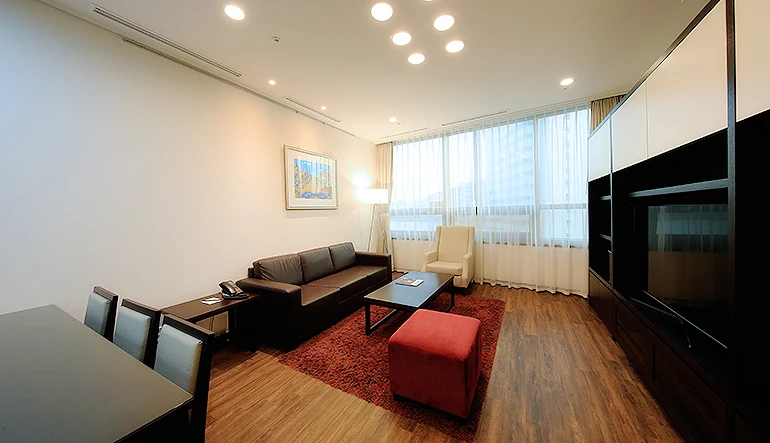 Orakai Insadong Suites 三房公寓客廳與餐桌，適合比較三代同堂是否有共同生活空間