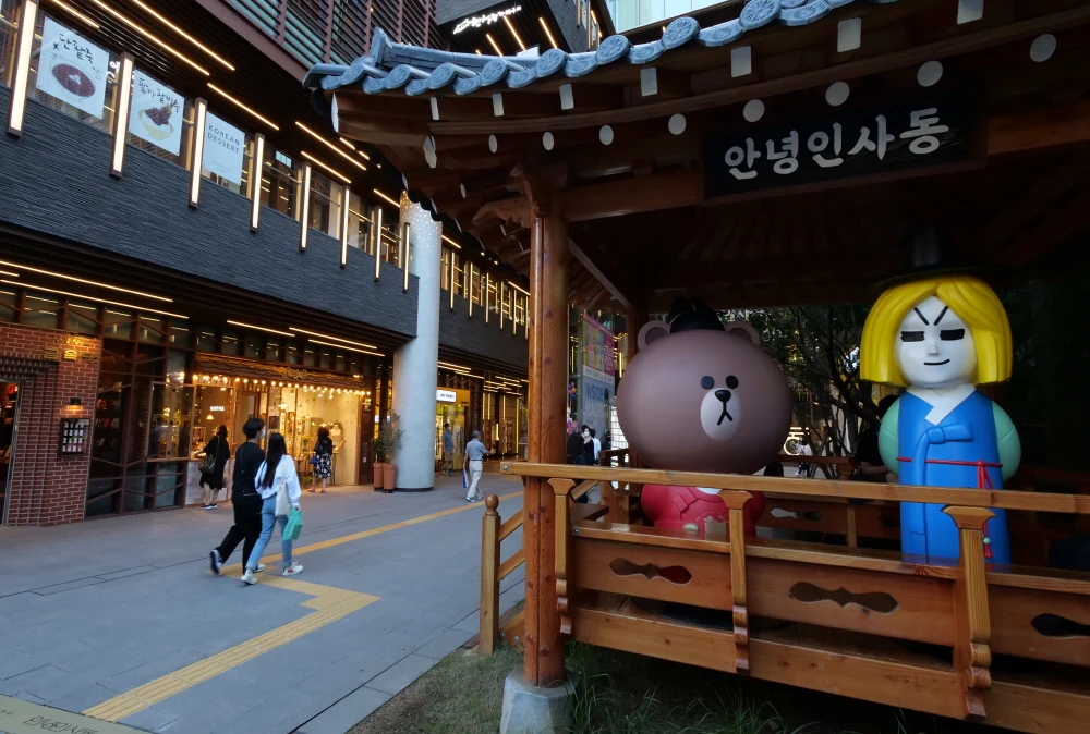 首爾仁寺洞文化街區實景，作為帶爸媽住鐘路仁寺洞時的傳統文化行程示意