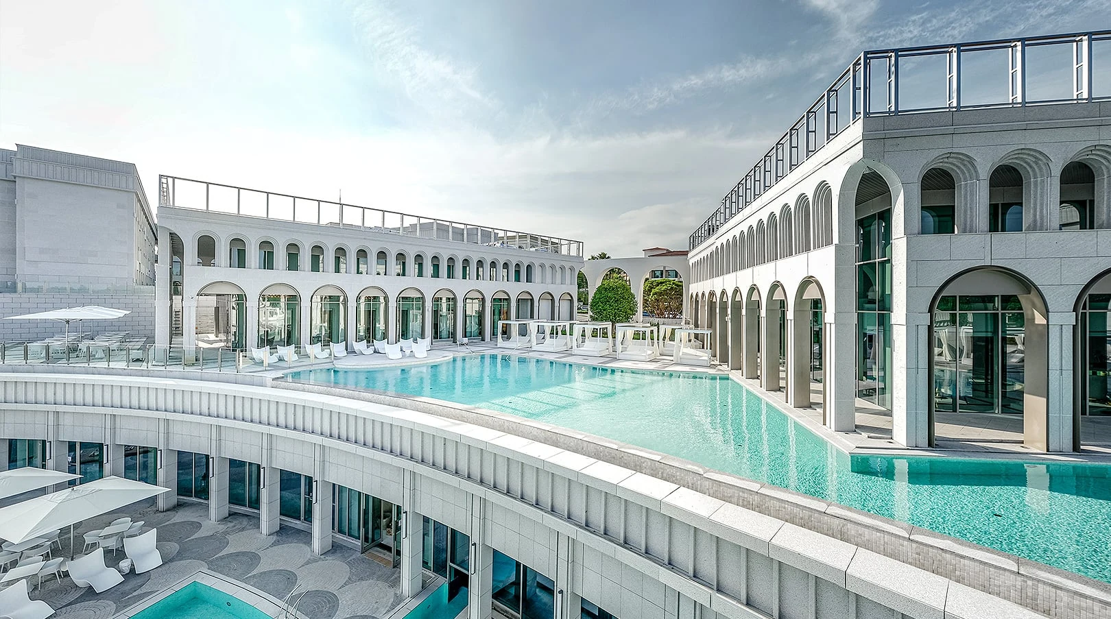 The Siena Resort Jeju 官方度假村建築與泳池實景