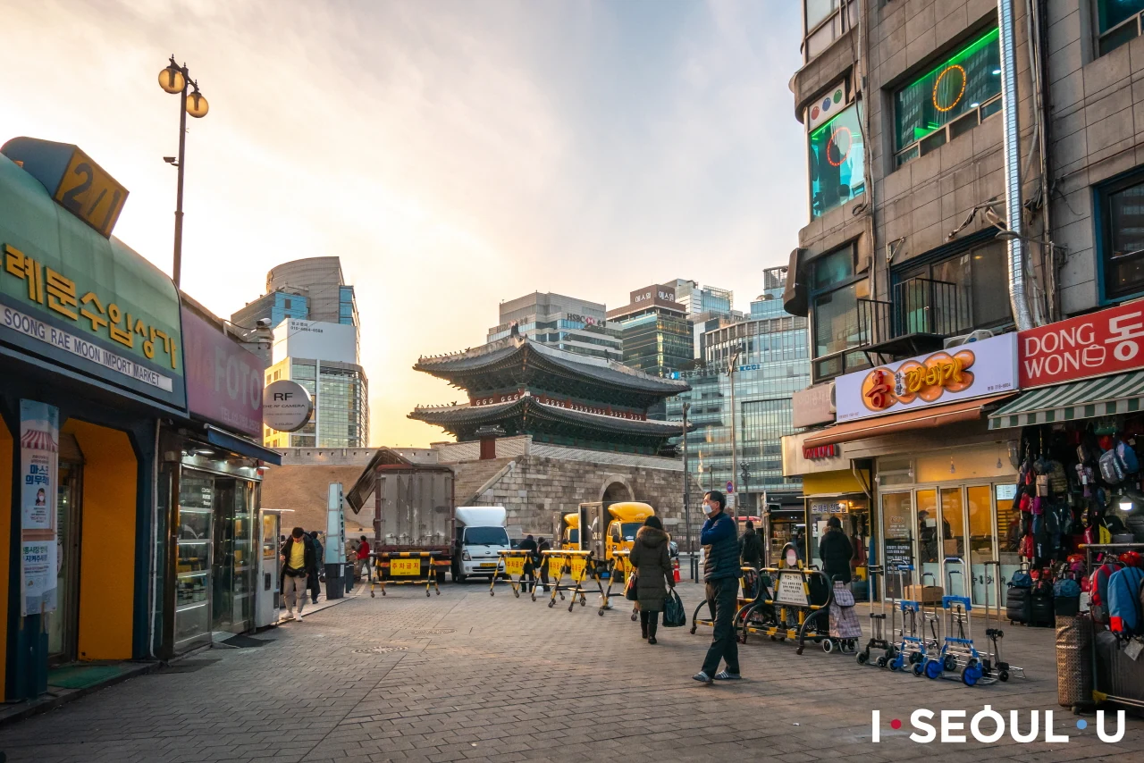 首爾南大門市場與崇禮門周邊街景，作為帶爸媽住市廳南大門時的採買與市中心動線示意