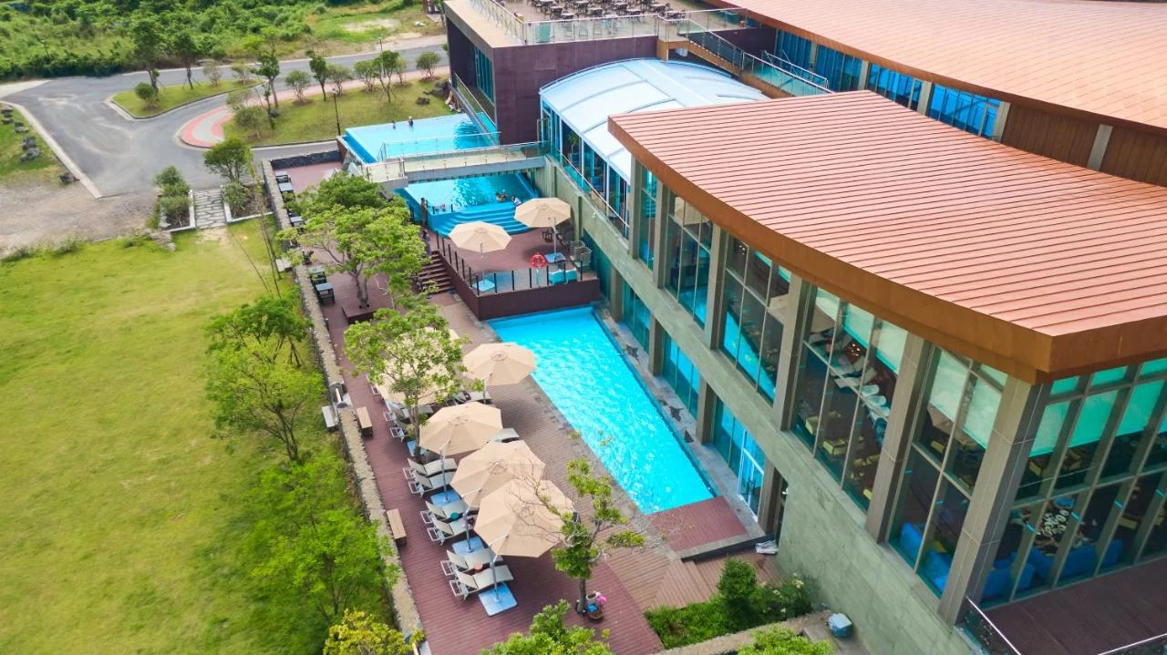 Camphortree Hotel and Resort 室外泳池與飯店棟真實實景