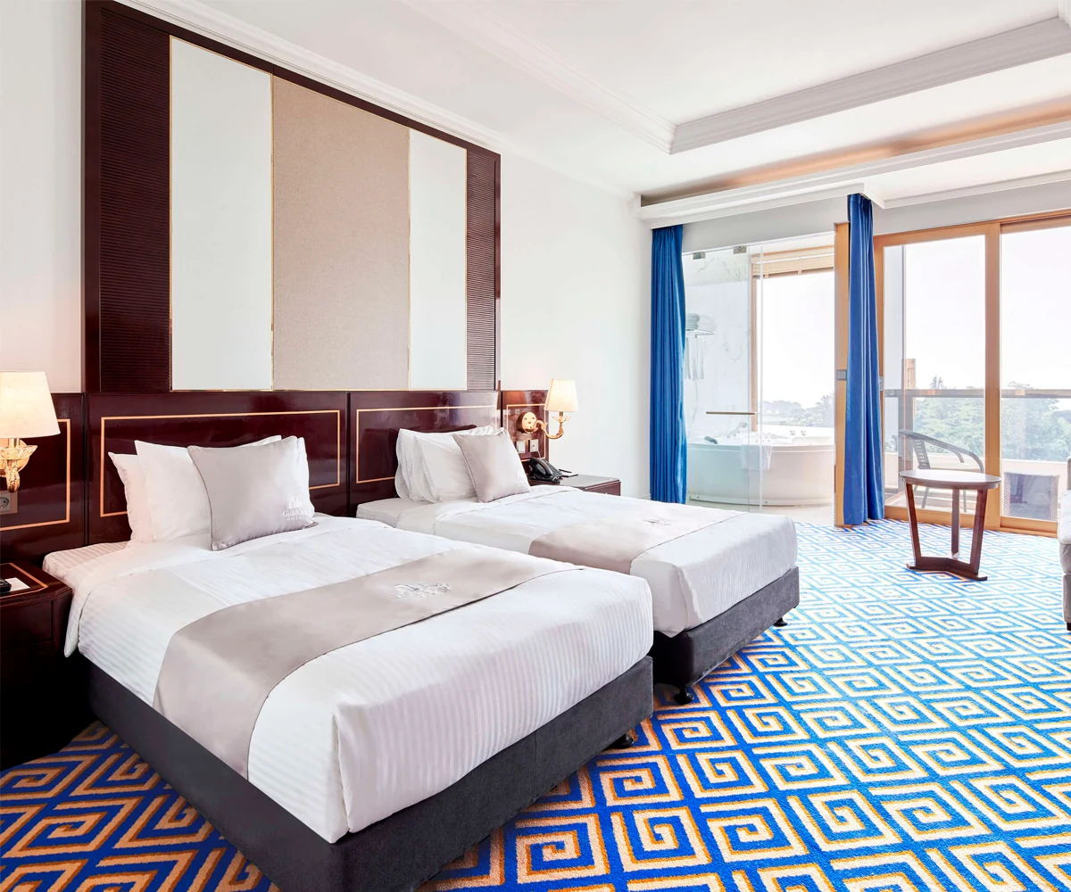 GoldOne Hotel & Suites 真實 Twin 客房與房內 Jacuzzi 區域