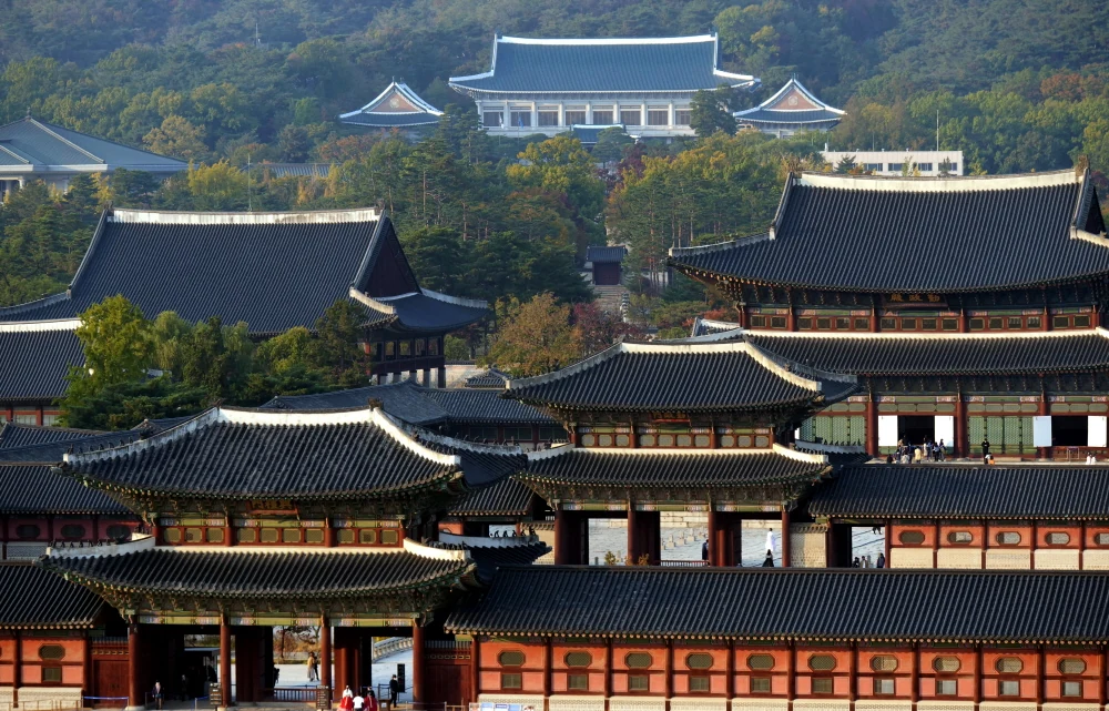 首爾景福宮宮殿群與北岳山白天全景